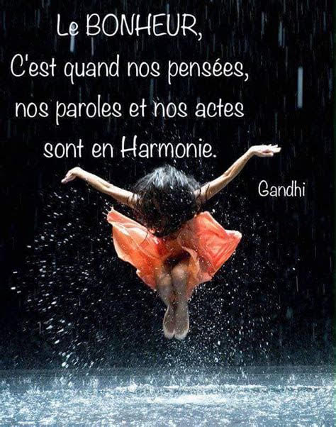Danser sous la pluie. Citation : Le bonheur, c'est quand nos pensées, nos paroles et nos actes sont en Harmonie. Gandhi